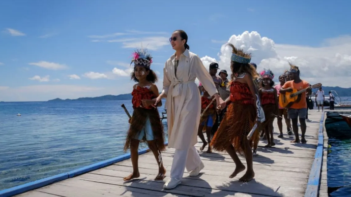 Menteri Pariwisata Widiyanti Putri Wardhana saat meninjau kesiapan revalidasi status UNESCO Global Geopark Raja Ampat di Geosite Piaynemo, Selasa (12/5/2026). (ANTARA/HO-Kementerian Pariwisata)