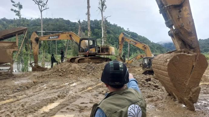 Jajaran Satgas PKH dan Kemenhut mengamankan alat berat di lokasi diduga tambang ilegal di Kabupaten Nabire, Papua Tengah, Senin (4/5/2026). ANTARA/HO-Kemenhut