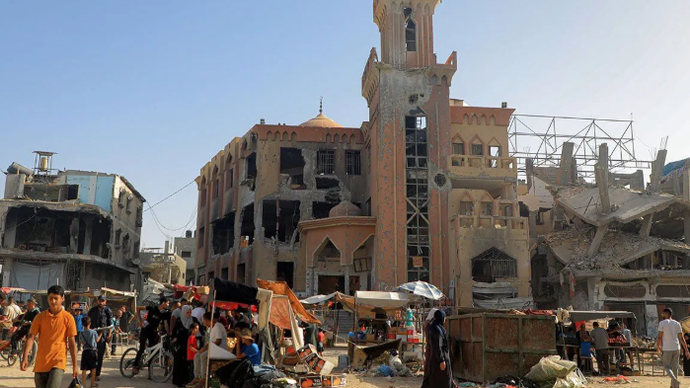 Warga Palestina mengunjungi sebuah pasar menjelang Hari Raya Idul Adha di Kota Khan Younis, Jalur Gaza selatan, pada 15 Juni 2024. ANTARA/Xinhua/Rizek Abdeljawad