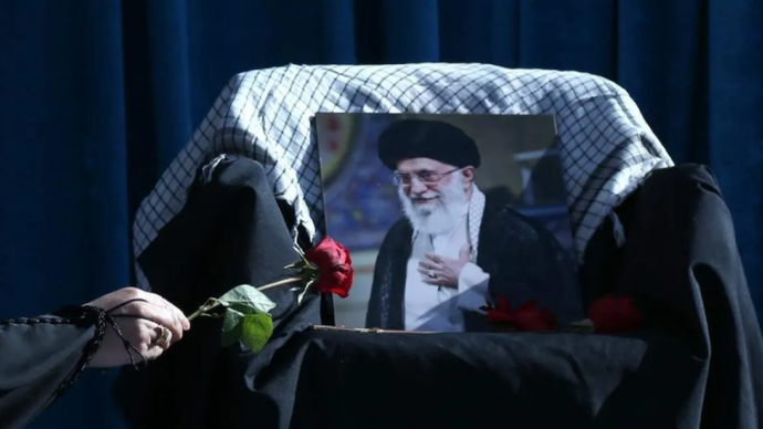 Seorang warga memberikan penghormatan bunga dalam aksi reli untuk mengenang mendiang Pemimpin Tertinggi Iran Ali Khamenei sekaligus menyatakan kesetiaan kepada Pemimpin Tertinggi yang baru, Mojtaba Khamenei, di Teheran, Iran, 7 Mei 2026. (ANTARA/Xinhua/Shadati)