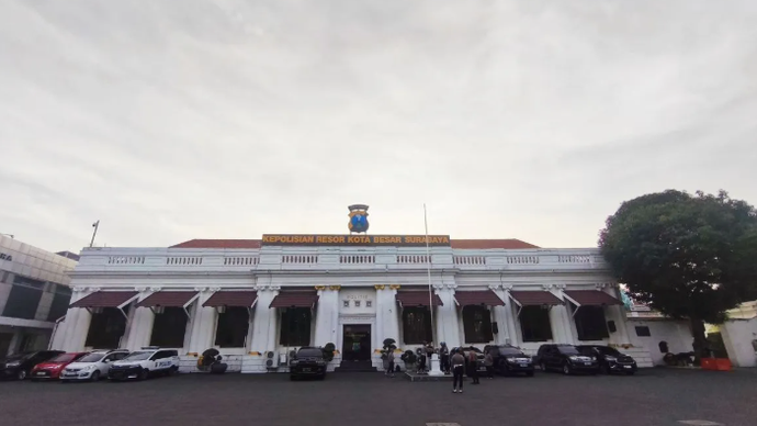 Suasana kantor Kepolisian Resor Kota Besar (Polrestabes) Surabaya menjelang petang, di Jalan Sikatan, Surabaya, Jawa Timur, Jumat (8/5/2026). ANTARA/Naufal Ammar Imaduddin
