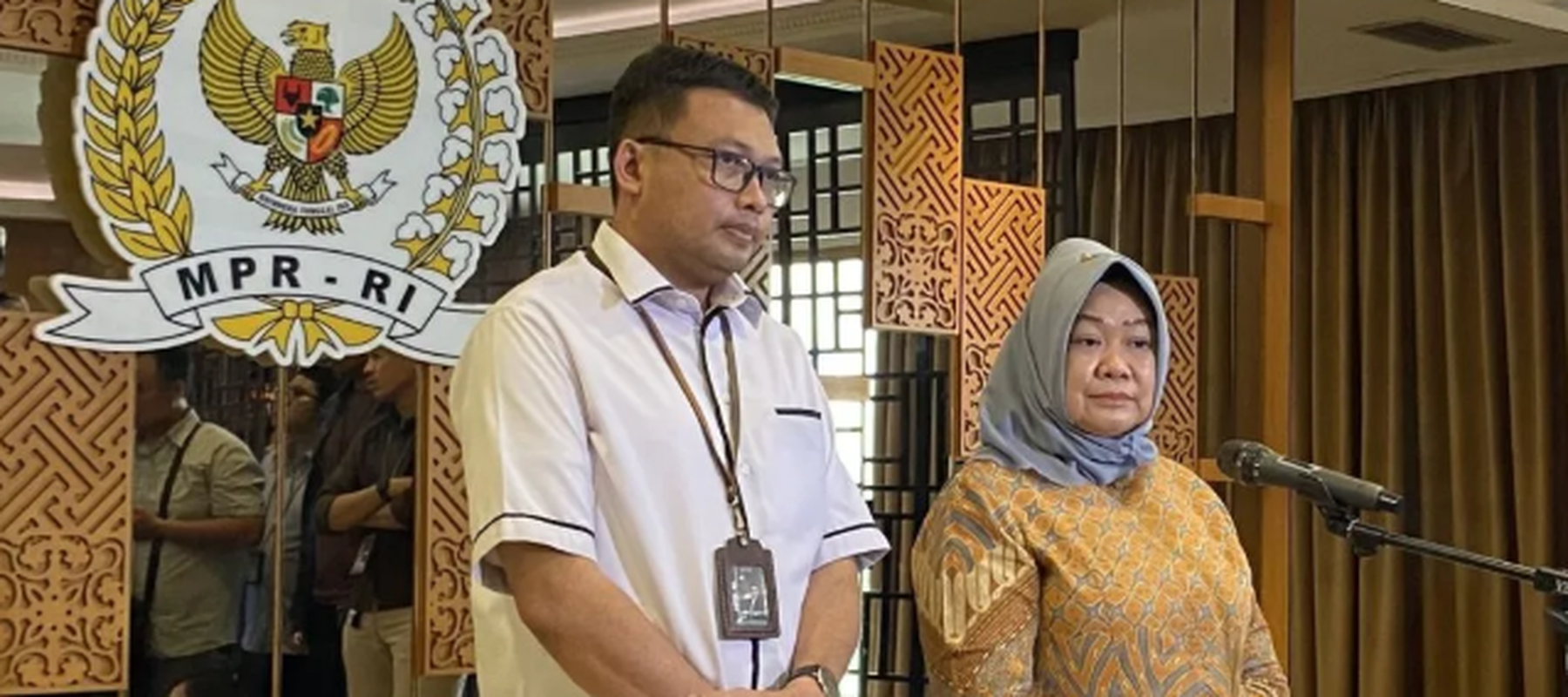 Sekretaris Jenderal MPR RI Siti Fauziah (kanan) menyampaikan keterangan kepada pers di kompleks parlemen, Senayan, Jakarta, Rabu (13/5/2026). ANTARA/Fath Putra Mulya