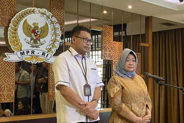 Sekretaris Jenderal MPR RI Siti Fauziah (kanan) menyampaikan keterangan kepada pers di kompleks parlemen, Senayan, Jakarta, Rabu (13/5/2026). ANTARA/Fath Putra Mulya