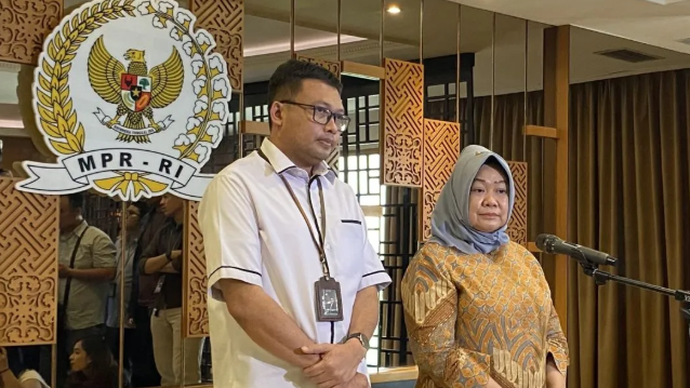 Sekretaris Jenderal MPR RI Siti Fauziah (kanan) menyampaikan keterangan kepada pers di kompleks parlemen, Senayan, Jakarta, Rabu (13/5/2026). ANTARA/Fath Putra Mulya