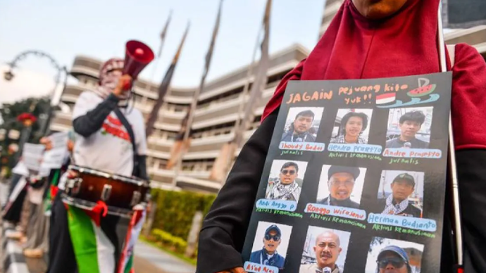 Massa dari Solidaritas Seni Untuk Palestina mengikuti aksi solidaritas bagi WNI dan Jurnalis yang diculik Israel saat terlibat dalam misi Global Sumud Flotilla di Jalan Asia Afrika, Bandung, Jawa Barat, Selasa (19/5/2026). NTARA FOTO/Raisan Al Farisi/agr