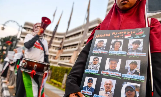 Massa dari Solidaritas Seni Untuk Palestina mengikuti aksi solidaritas bagi WNI dan Jurnalis yang diculik Israel saat terlibat dalam misi Global Sumud Flotilla di Jalan Asia Afrika, Bandung, Jawa Barat, Selasa (19/5/2026). NTARA FOTO/Raisan Al Farisi <b>(Antara)</b>