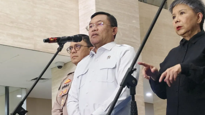 Wakil Kepala Badan Gizi Nasional (BGN) Irjen Pol. (Purn) Sony Sonjaya (tengah) memberikan keterangan pers di Gedung Bareskrim Polri, Jakarta, Senin (25/5/2026). ANTARA/Nadia Putri Rahmani