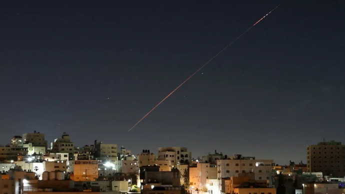 Rudal yang diluncurkan dari Iran ke arah Israel terlihat di langit di atas kota Hebron, Tepi Barat, pada 7 Juni 2026. Sirene berbunyi di beberapa wilayah di Israel utara akibat serangan rudal tersebut, yang terjadi setelah serangan Israel terhadap ibu kota Lebanon, Beirut. ANTARA/Wisam Hashlamoun - Anadolu Agency / pri.