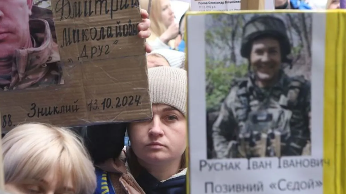Orang-orang menunggu kerabat mereka yang dibebaskan dari penawanan perang Rusia di sebuah rumah sakit di Ukraina utara, Sabtu (11/4/2026). ANTARA/Xinhua/Peter Druk/aa.