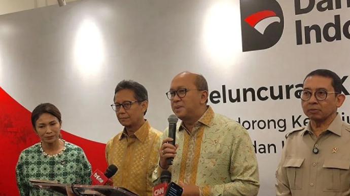 CEO Danantara sekaligus Pembina Danantara Indonesia Trust Rosan Roeslani (tengah) didampingi Ketua Danantara Indonesia Trust Nuraini Razak (kiri), Menteri Kesehatan Budi Gunadi Sadikin (kedua kiri), dan Menteri Kebudayaan Fadli Zon (kanan) memberikan keterangan kepada wartawan usai peluncuran kemitraan strategis Danantara Indonesia Trust di Jakarta, Senin (25/5/2026). ANTARA/Aria Ananda/pri.