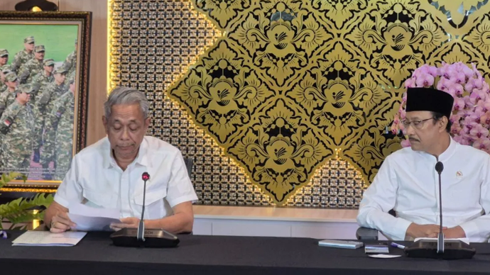 Menteri Sosial (Mensos) Saifullah Yusuf (kanan) dan Wakil Menteri Sosial (Wamensos) Agus Jabo Priyono (kiri) memberikan keterangan pers di Kantor Kementerian Sosial, Jakarta, Rabu (13/5/2026). ANTARA/Sean Filo Muhamad