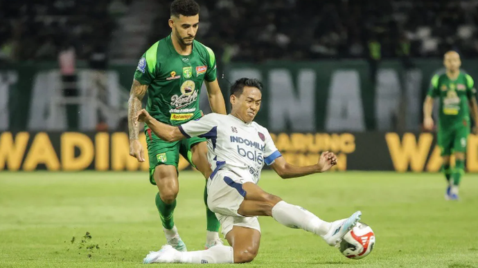 Arsip foto - Pesepak bola Persita Tangerang Muhammad Toha (kanan) menendang bola dengan dibayangi pesepak bola Persebaya Surabaya Jefferson Silva (kanan) pada pertandingan BRI Super League di Stadion Gelora Bung Tomo, Surabaya, Jawa Timur, Sabtu (4/4/2025). Persebaya Surabaya menang atas Persita Tangerang dengan skor 1-0. ANTARA FOTO/Rizal Hanafi/tom.