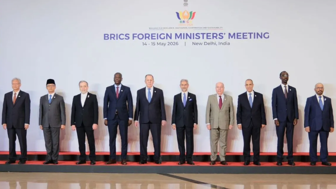Menteri luar negeri negara anggota BRICS, termasuk Menlu Malaysia Mohamad Hassan dan Menlu RI Sugiono (dua kiri) berfoto bersama pada BRICS Foreign Ministers&rsquo; Meeting di New Delhi, India, Kamis (14/5/2026). (ANTARA/HO-Kementerian Luar Negeri)