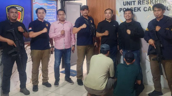 Dua terduga pelaku penyekapan terhadap seorang pria yang ditangkap oleh Kepolisian Negara Republik Indonesia, di Jakarta, Kamis (14/5/2026) (ANTARA/HO-Divisi Humas Polri)