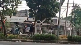 Tawuran antarwarga kembali pecah di Jalan I Gusti Ngurah Rai, Klender, Duren Sawit, Jakarta Timur, pada Senin pagi. Bentrokan yang melibatkan warga Kebon Singkong, Klender, dan warga Cipinang Jagal, Pulogadung, Jakarta Timur. 