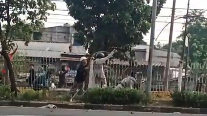 Tawuran antarwarga di Jalan I Gusti Ngurah Rai, Klender, Duren Sawit, Jakarta Timur, Senin (25/5/2026) pagi. (ANTARA/Siti Nurhaliza).