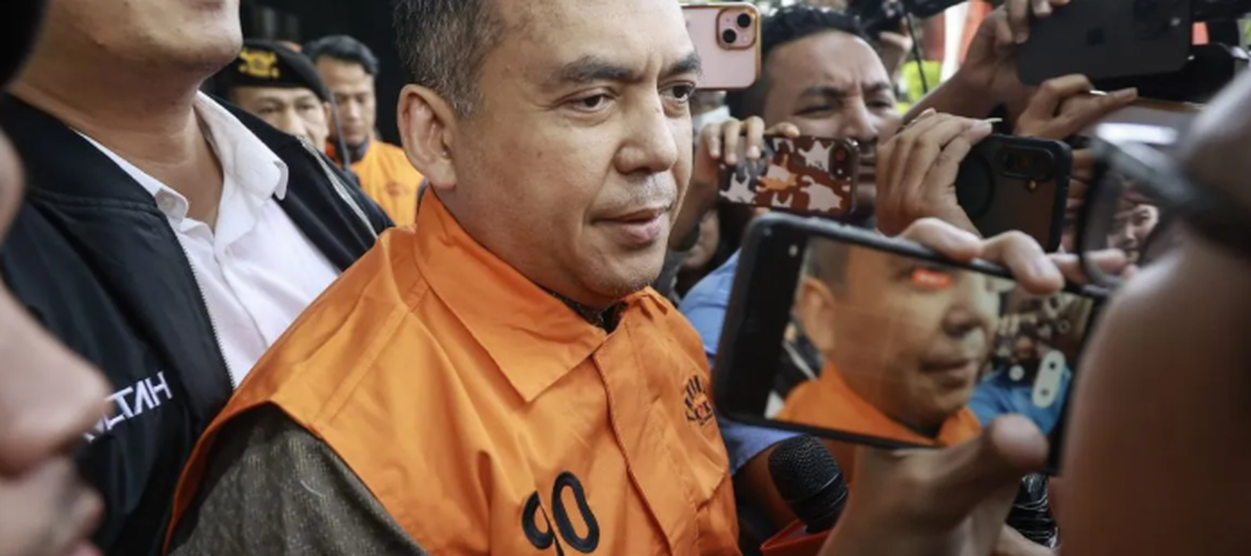 Wakil Menteri Imigrasi dan Pemasyarakatan (Imipas) Silmy Karim (tengah) berjalan dengan mengenakan rompi tahanan usai menjalani pemeriksaan di Gedung Merah Putih KPK, Jakarta, Kamis (4/6/2026). Setelah memeriksa Silmy selama lebih dari 10 jam, KPK me