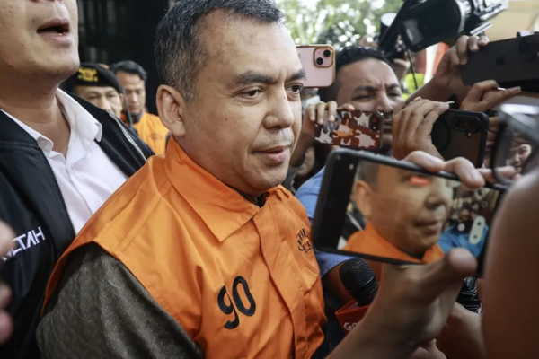 Wakil Menteri Imigrasi dan Pemasyarakatan (Imipas) Silmy Karim (tengah) berjalan dengan mengenakan rompi tahanan usai menjalani pemeriksaan di Gedung Merah Putih KPK, Jakarta, Kamis (4/6/2026). Setelah memeriksa Silmy selama lebih dari 10 jam, KPK me