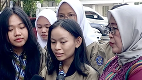 Wakil Presiden (Wapres) Gibran Rakabuming Raka memberikan motivasi kepada 10 siswa-siswi SMAN 1 Pontianak, peserta Lomba Cerdas Cermat (LCC) Empat Pilar MPR RI 2026 tingkat Provinsi Kalimantan Barat, dalam sebuah pertemuan di Istana Wakil Presiden, J