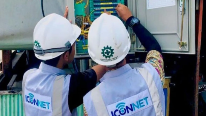 Ilustrasi - Petugas PLN tengah memasang jaringan internet Iconnet yang menjadi salah satu strategi diversifikasi bisnis perusahaan negara itu untuk menghasilkan pendapatan 