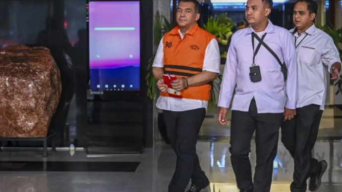 Tersangka kasus dugaan korupsi pengurusan izin tinggal warga negara asing (WNA) di Indonesia Silmy Karim (kiri) berjalan usai diperiksa di Gedung Merah Putih KPK, Jakarta, Senin (8/6/2026). Penyidik KPK melakukan pemeriksaan perdana kepada Mantan Wakil Menteri Imigrasi dan Pemasyarakatan (Imipas) Silmy Karim terkait kasus dugaan korupsi pengurusan izin tinggal warga negara asing (WNA) di Indonesia. ANTARA FOTO/Galih Pradipta/YU (ANTARA FOTO/GALIH PRADIPTA)