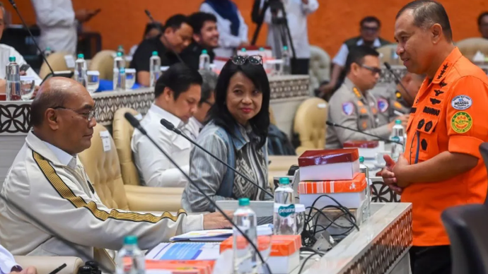 Kepala Basarnas Marsekal Madya TNI Mohammad Syafii (kanan) berbincang dengan Ketua Komite Nasional Keselamatan Transportasi (KNKT) Soerjanto Tjahjono (kiri) dan Wakil Menteri Pekerjaan Umum Diana Kusumastuti (tengah) sebelum mengikuti rapat kerja dengan Komisi V DPR di Kompleks Parlemen, Senayan, Jakarta, Kamis (21/5/2026). Dalam rapat tersebut Kemenhub menyatakan masih menunggu hasil investigasi Komite Nasional Keselamatan Transportasi (KNKT) terkait penyebab kecelakaan kereta api di Bekasi Timur, Jawa Barat, pada 27 April 2026. ANTARA FOTO/Rivan Awal Lingga/wsj.
