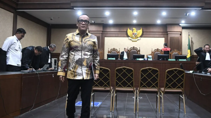 Terdakwa kasus dugaan pemerasan dalam pengurusan sertifikat K3 di Kementerian Ketenagakerjaan Immanuel Ebenezer berjalan saat jeda sidang lanjutan di Pengadilan Tipikor, Jakarta, Senin (25/5/2026). Sidang tersebut beragendakan pembacaan nota pembelaan (pledoi) terdakwa. ANTARA FOTO/M Risyal Hidayat/nz.