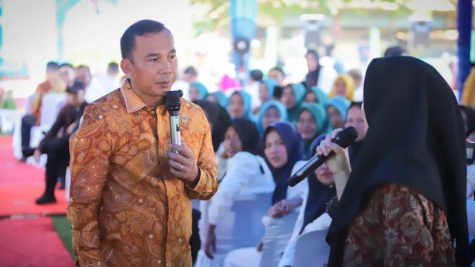 Mendukbangga/Kepala BKKBN Wihaji (kiri) berbincang dengan salah satu kader Tim Pendamping Keluarga (TPK) di Aceh Tenggara, Aceh, pada Rabu (3/6/2026). ANTARA/HO-Kemendukbangga/BKKBN.