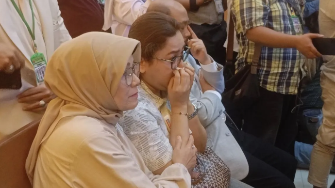 Istri kepala cabang (kacab) bank berinisial MIP (37) yakni Puspita Aulia (kanan) dan mertua korban (kiri) tak kuasa menahan tangis selama sidang pembacaan vonis terdakwa kasus dugaan penculikan dan pembunuhan terhadap seorang kepala cabang (kacab) bank berinisial MIP (37) di Pengadilan Militer II-08 Jakarta, Rabu (3/6/2026). ANTARA/Siti Nurhaliza