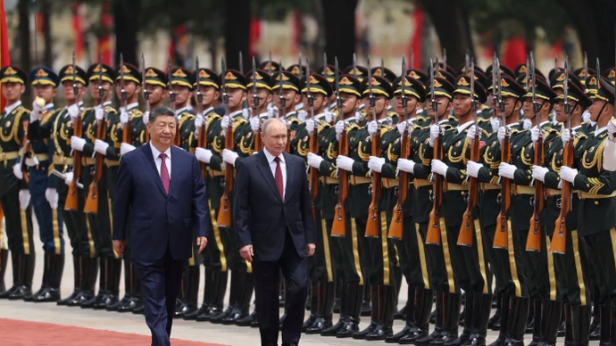 Presiden Rusia Vladimir Putin (kedua kiri) berjalan bersama Presiden China Xi Jinping (kiri) memeriksa barisan kehormatan saat upacara penyambutan di Balai Agung Rakyat di Beijing, Cina, Rabu (20/5/2026). /ANTARA FOTO/REUTERS/Maxim Shemetov/Pool/agr.