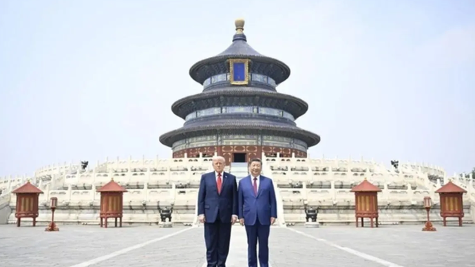 Presiden Amerika Serikat Donald Trump (kiri) dan Presiden China Xi Jinping berfoto bersama di Kuil Langit, Beijing, Kamis (14/5/2026). (ANTARA/HO-Kementerian Luar Negeri China)