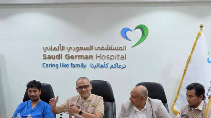 Menteri Haji dan Umrah RI Mochamad Irfan Yusuf (kedua dari kiri) berkunjung dan beraudiensi ke Saudi German Hospital di Madinah. ANTARA/HO-Kemenhaj