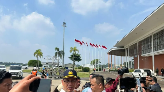 Menteri Keuangan Purbaya Yudhi Sadewa menjawab pertanyaan wartawan usai menghadiri acara penyerahan sejumlah alutsista udara di Pangkalan Udara Halim Perdanakusuma Jakarta, Senin (18/5/2026). ANTARA/Maria Cicilia Galuh.