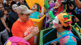 Gubernur DKI Jakarta Pramono Anung menegaskan bahwa upaya menciptakan sistem pengelolaan sampah yang efektif harus dimulai dari lingkungan terkecil, yakni rumah tangga dan komunitas warga. Menurutnya, perubahan perilaku masyarakat menjadi kunci utama