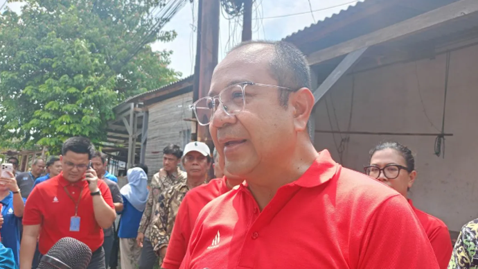 Direktur Utama PAM Jaya Arief Nasrudin usai agenda serah terima bantuan toren air gratis ke rumah warga di RT 12/ RW 08, Pulogebang, Jakarta Timur, Kamis (7/5/2026). ANTARA/Siti Nurhaliza