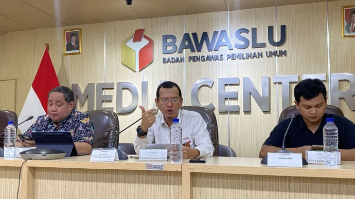 Kepala Satuan Tugas Penegakan Hukum dan Politik Direktorat Monitoring KPK Kiagus Ibrahim (tengah) berbicara pada diskusi publik bertajuk 