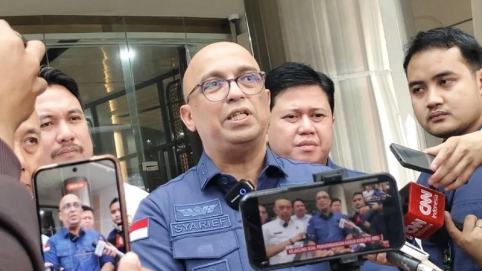 Direktur Penyidikan (Dirdik) Jaksa Agung Muda Bidang Tindak Pidana Khusus (Jampidsus) Kejagung Syarief Sulaeman Nahdi (tengah) memberikan keterangan pers di Gedung Jampidsus Kejagung, Jakarta, Kamis (4/6/2026). ANTARA/Nadia Putri Rahmani