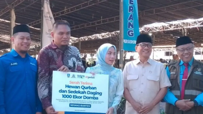 Mendes PDT, Yandri Susanto (kedua kanan), hadir pada kegiatan penyembelihan 1.000 hewan kurban sebagai pilot project nasional untuk standardisasi pengelolaan dan penyaluran di Kabupaten Serang, Banten, Kamis (28/5/2026). (ANTARA/Desi Purnama Sari)