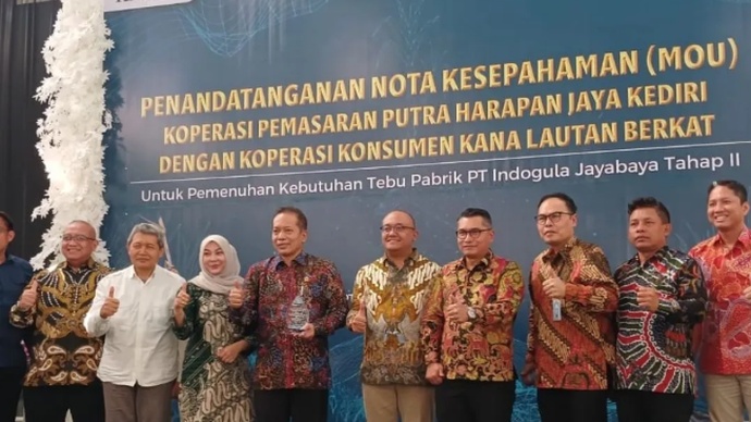 Menteri Koperasi Ferry Juliantono dalam kegiatan penandatanganan nota kesepahaman (MoU) Koperasi Pemasaran Putra Harapan Jaya Kediri dan Koperasi Konsumen Kana Lautan Berkat di Desa/kecamatan Kras, Kabupaten Kediri, Jawa Timur. MoU itu untuk pemenuhan kebutuhan tebu pabrik PT Indogula Jayabaya tahap II. Pemerintah sangat mendukung kegiatan di sektor produksi dengan memberikan pinjaman bunga lunak. ANTARA/ Asmau.l