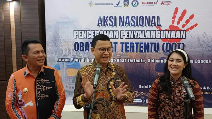 Kepala BPOM RI Profesor Taruna Ikrar (tengah) bersama Wamendukbangga/Wakil Kepala BKKBN Ratu Ayu Isyana Bagoes Oka dan Gubernur Kepri Ansar Ahmad memberikan keterangan media usai membuka aksi nasional pencegahan penyalahgunaan OOT di Aula Wan Seri Beni, Dompak, Tanjungpinang, Kepri, Senin (25/5/2026) malam. ANTARA/Ogen
