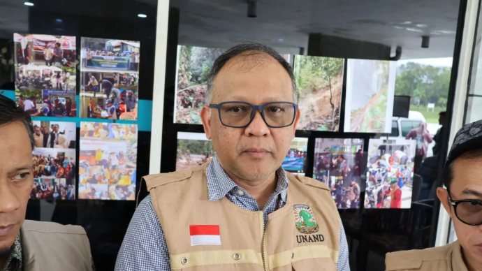Direktur Jenderal Pendidikan Tinggi Kemdiktisaintek Khairul Munadi (tengah). ANTARA/Muhammad Zulfikar