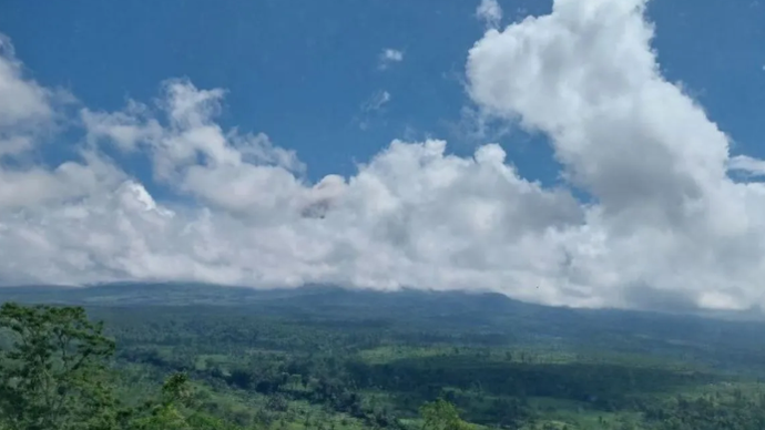 Gunung Semeru tertutup kabut saat erupsi disertai awan panas guguran pada Jumat (15/5/2026). ANTARA/HO-PVMBG