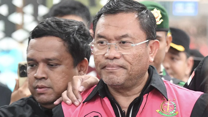 Tersangka dugaan tindak pidana korupsi tata kelola program Makan Bergizi Gratis (MBG) pada Badan Gizi Nasional (BGN) Sony Sonjaya (kanan) berjalan memasuki mobil tahanan di Kejaksaan Agung, Jakarta, Rabu (3/6/2026). Kejaksaan Agung menetapkan mantan Kepala BGN Dadan Hindayana, dan dua mantan Wakil Kepala BGN yakni Sony Sonjaya dan Lodewyk Pusung sebagai tersangka dugaan tindak pidana korupsi tata kelola program MBG pada BGN tahun 2025-2026. ANTARA FOTO/M Risyal Hidayat/agr.