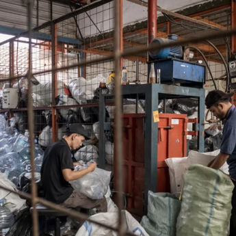 BRIN Kembangkan Teknologi Pirolisis yang Ubah Limbah Plastik Menjadi Bahan Bakar