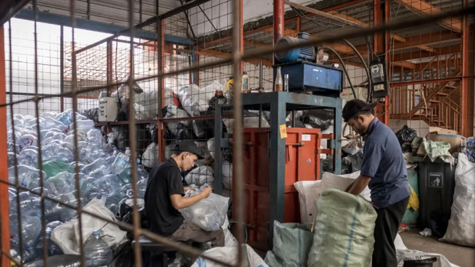 Pekerja menyortir botol plastik bekas di Bank Sampah Induk Cimahi (Samici), Kota Cimahi, Jawa Barat, Jumat (17/4/2026). ANTARA FOTO/Abdan Syakura/tom