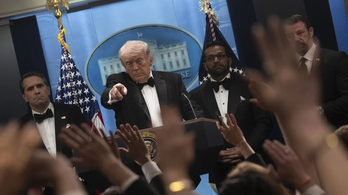 Presiden Amerika Serikat Donald Trump saat mengadakan konferensi pers di Gedung Putih di Washington, Amerika Serikat, pada Sabtu (25/4/2026). ANTARA/Celal G&uuml;neń - Anadolu Agency/pri.