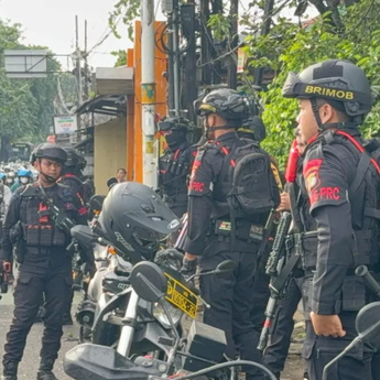Polisi dan Brimob Bergerak Cepat Bubarkan Tawuran di Klender