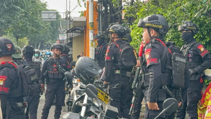 Patroli gabungan dari Polres Metro Jakarta Timur bersama personel Patra Brimob membubarkan tawuran antarwarga di Jalan I Gusti Ngurah Rai, Klender, Duren Sawit, Jakarta Timur, Senin (25/5/2026) pagi. (ANTARA/Siti Nurhaliza).