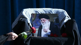Pemerintah Iran menyiapkan rangkaian prosesi pemakaman berskala besar untuk mendiang Pemimpin Tertinggi Iran Ayatollah Ali Khamenei yang wafat dalam serangan pada akhir Februari lalu. Upacara penghormatan terakhir akan berlangsung di tiga kota utama,