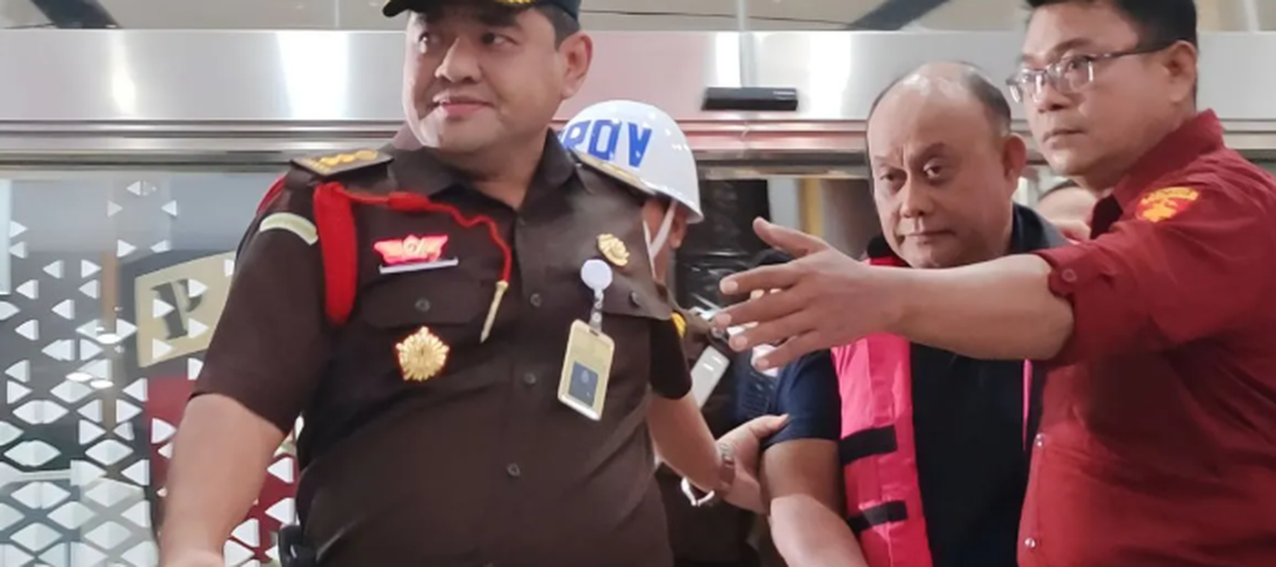 Mantan Kepala Badan Gizi Nasional (BGN) Dadan Hindayana digiring oleh petugas menuju mobil tahanan di Gedung Jampidsus Kejagung, Jakarta, Rabu (3/6/2026). ANTARA/Nadia Putri Rahmani